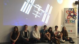 De izquierda a derecha: Amaia Garca, Julen Herrero, Julen Casulleras, David Ferrer, Saioa Ganuza, Aitor Perez, Maite Losarcos en el Planetario de Pamplona.