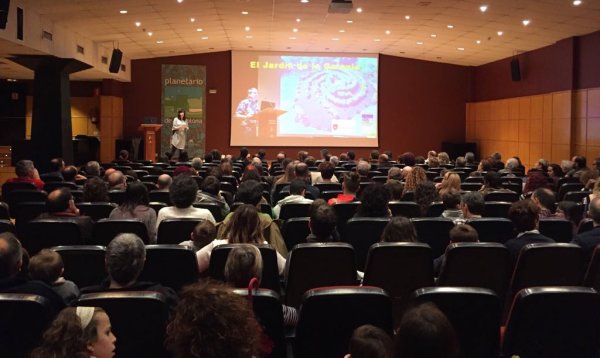 Charla previa a la plantacin en la sala de conferencias del planetario.
