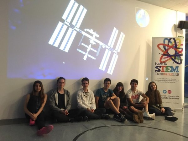De izquierda a derecha: Amaia Garca, Julen Herrero, Julen Casulleras, David Ferrer, Saioa Ganuza, Aitor Perez, Maite Losarcos en el Planetario de Pamplona.