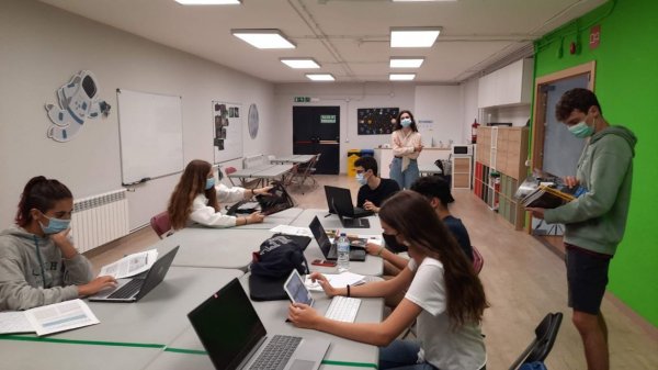El equipo atendiendo las indicaciones de Nahia Eza (Instructor) trabaja en Planetario de Pamplona