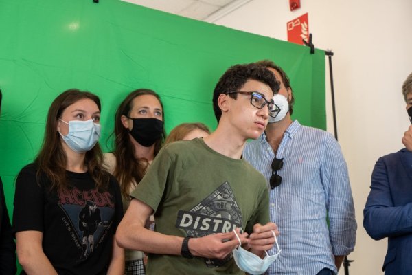 Vctor haciendo preguntas a los/as ponentes de Biospain, Leyre a su izquierda, y en la parte de atrs miembros de iGEM EPIC